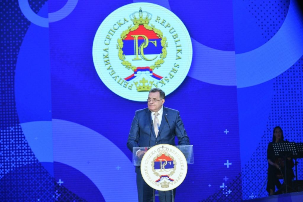 NAJZASLUŽNIJI ZA SRPSKU: Milorad Dodik odlikovao najistaknutije pojedince iz oblasti politike, medicine, sporta, književnosti i nauke (FOTO)