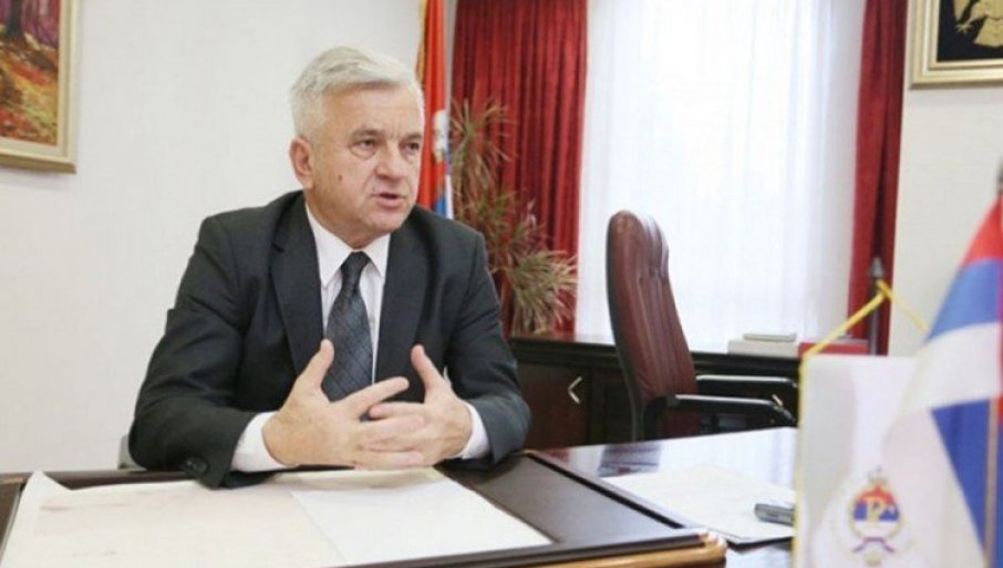 NAJVAŽNIJE JE SAČUVATI MIR NA BALKANU: Čubrilović glasao u Generalnom konzulatu Srbije