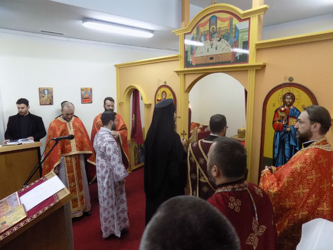 BOŽIĆNI PRIJEM U KASARNI KOZARA: Služenje Svete arhijerejska liturgija u Crkvi Svetih novomučenika jasenovačkih
