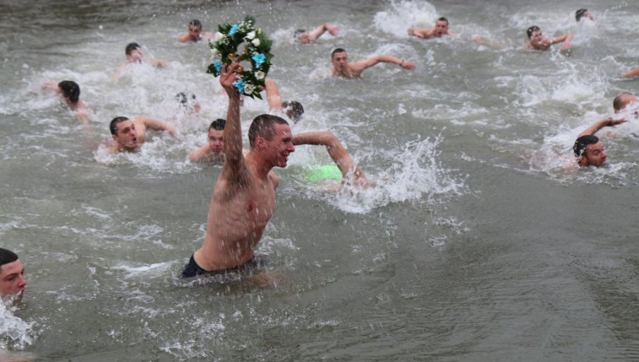 BOGOJAVLJENJE U SRPSKOJ: Najhrabriji plivaju za Časni krst