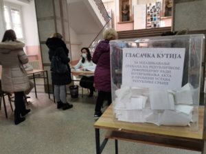 РЕФЕРЕНДУМ У СРБИЈИ О ПРОМЈЕНАМА У ПРАВОСУЂУ: До 14 часова изашло 14,99 одсто бирача