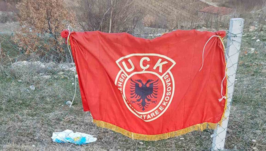 ОТВОРЕНА ПРИЈЕТЊА СРБИМА! Застава терориста УЧК окачена на ограду цркве