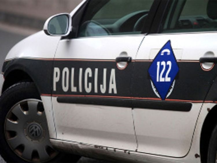 PRETRESI U TUZLI: Uhapšene tri osobe, pronađena droga i municija