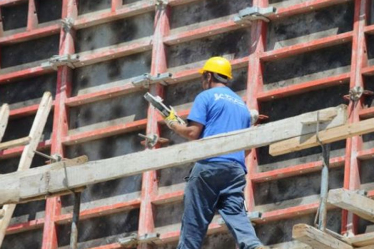 ТЕШКО ПОВРИЈЕЂЕН РАДНИК ИЗ БиХ: Мушкарац пао са скеле