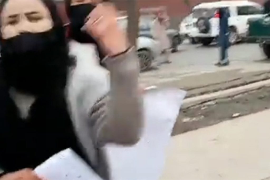 PROTEST ŽENA U KABULU: Talbani ih prskali biber sprejom (VIDEO)
