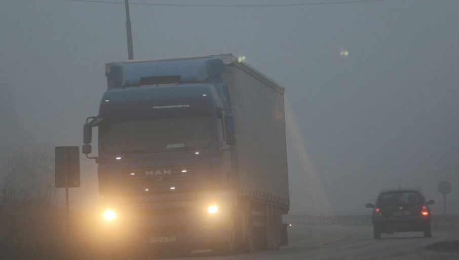 VOZAČI, BUDITE OPREZNI! Mjestimično vlažni kolovozi, magla na području Doboja