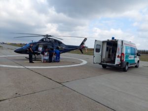 PODVIG UKC-a SRPSKE: Helikopterom transportovan pacijent priključen na vještačka pluća