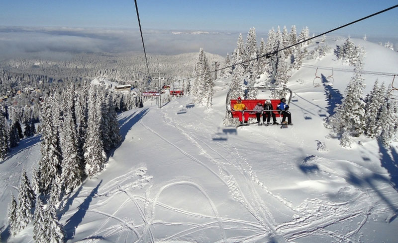 ТУРИСТИЧКИ РАДНИЦИ ЗАДОВОЉНО ТРЉАЈУ РУКЕ: Стазе препуне скијаша, резервације попуњене