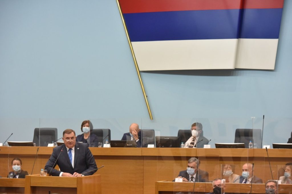 PROVOKACIJA SA BLOGA BRITANSKOG AMBASADORA: Milorad Dodik i Narodna skupština na „nišanu“ Metju Filda