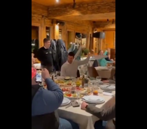 НОВАК ЂОКОВИЋ УЖИВА У БУДВИ: Запјевао пјесму „Ој Косово, Косово“