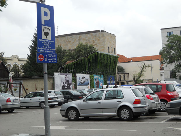 „ЦИЈЕНЕ НЕЗАКОНИТО ПОВЕЋАНЕ“ Протест због поскупљења паркинга у Бањалуци