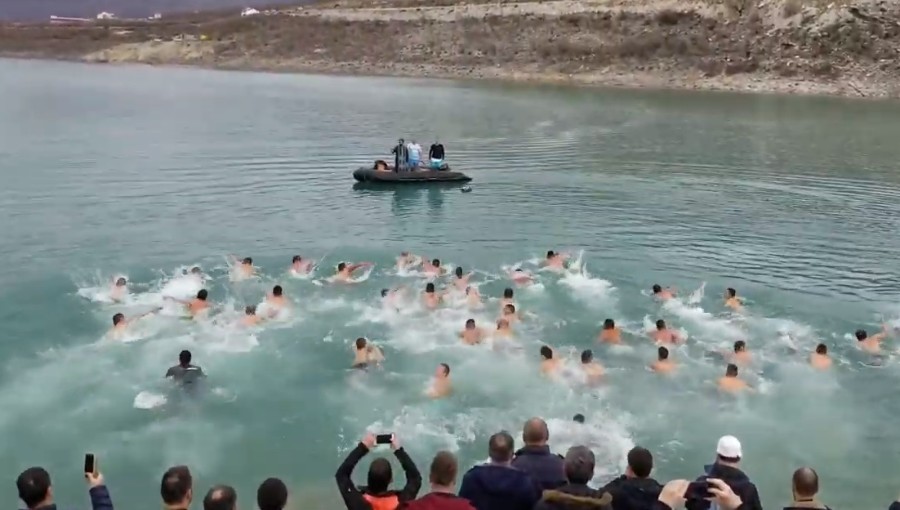 BILEĆA: Plivanje za časni krst na Bilećkom jezeru