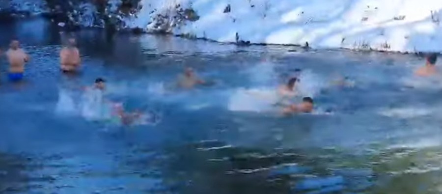 ТРНОВО: Први до Часног крста допливао oсмогодишњи Немања Вуковић