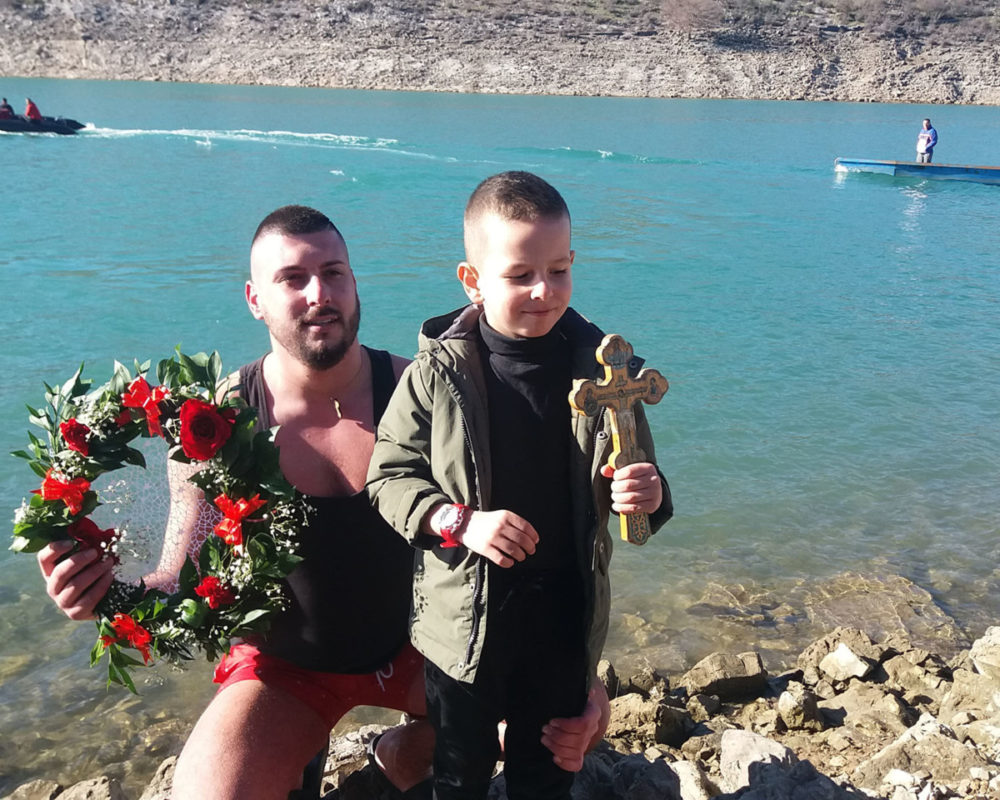 SRĐAN LERO PRVI DO ČASNOG KRSTA: Završeno plivanje na Bilećkom jezeru
