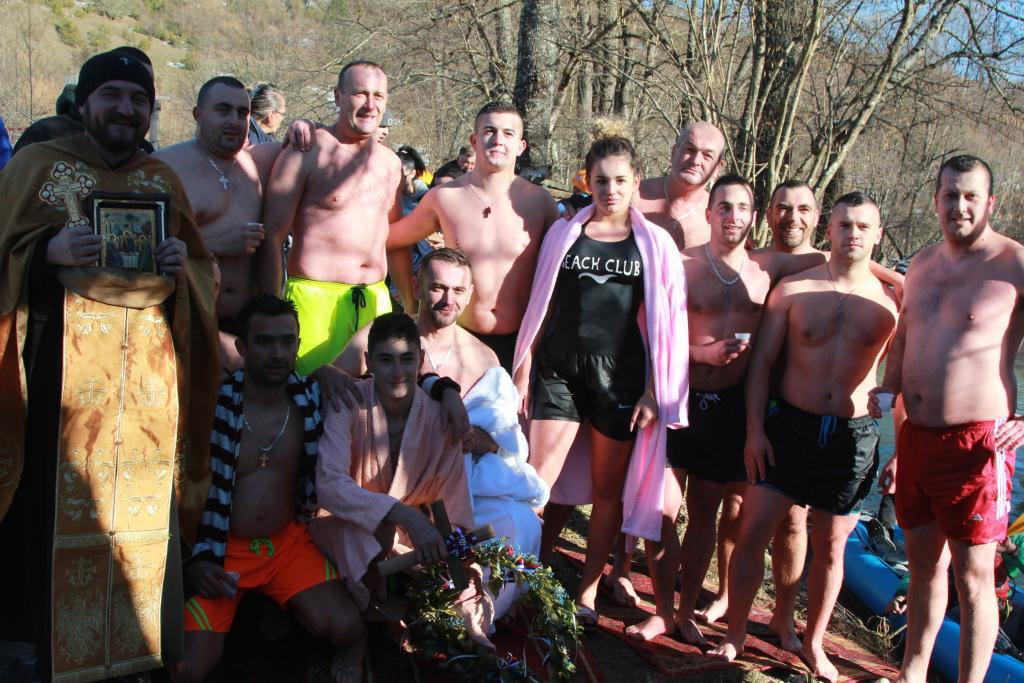 НА БИСТРИЦИ У МИЉЕВИНИ 35 ПЛИВАЧА: Синиша Говедарица први допливао до Часног крста