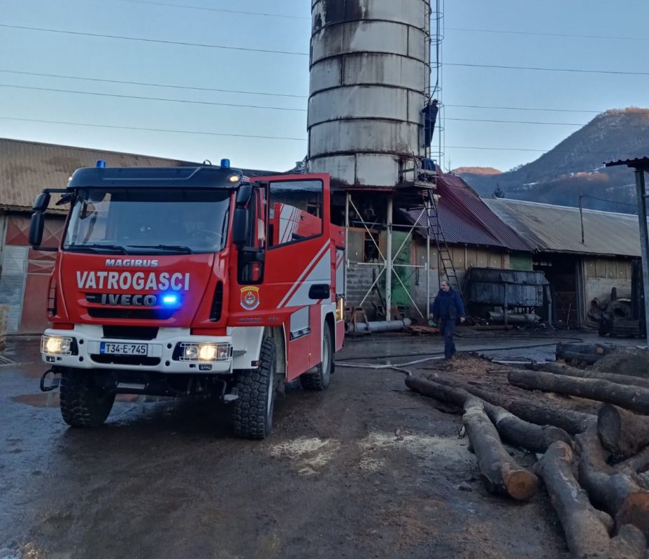 POŽAR U ŠEKOVIĆA: Zapalio se silos za piljevinu u Fabrici za obradu drveta