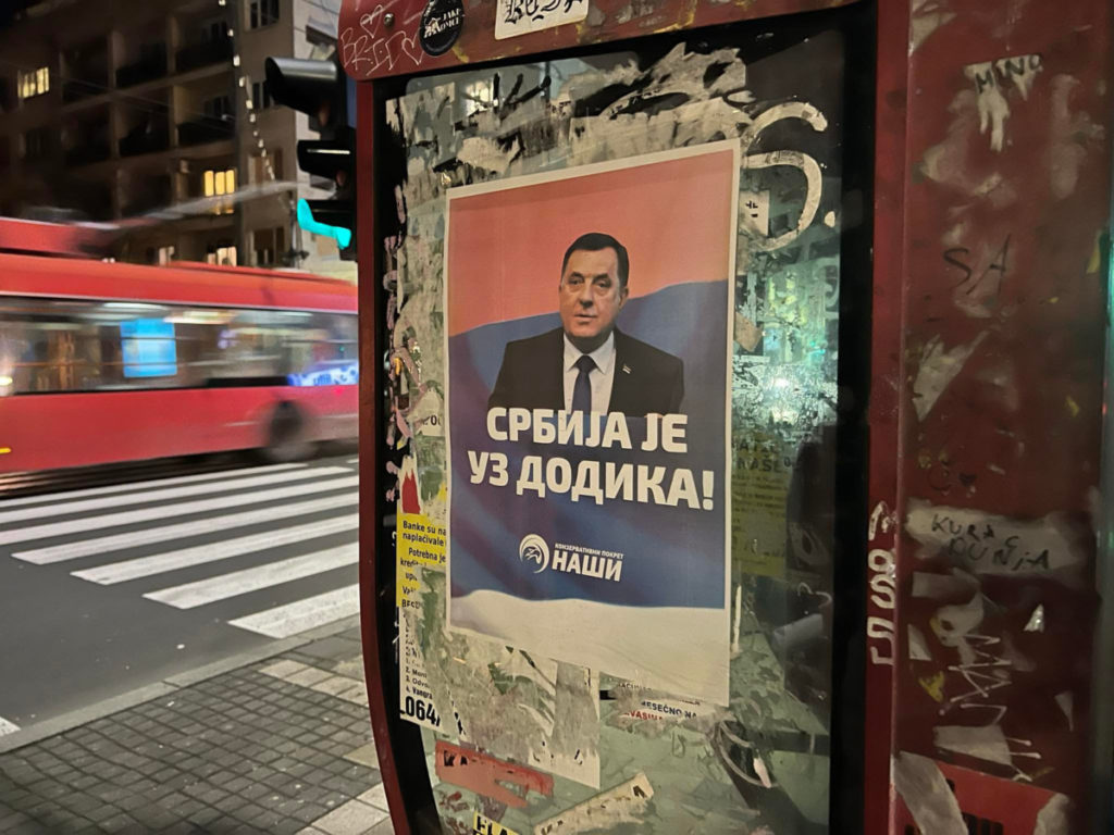 U CENTRU BEOGRADA: Plakati podrške Dodiku