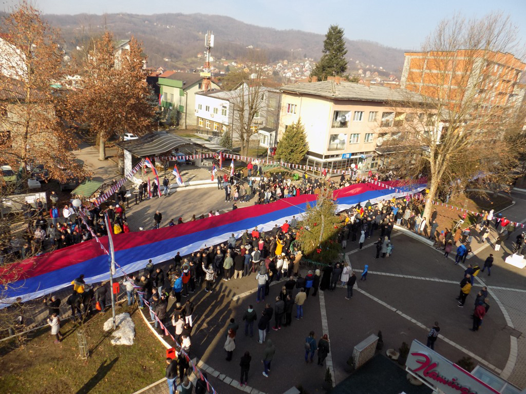 PROSLAVA DANA REPUBLIKE U BRATUNCU: Mladi iz Bratunca razvili srpsku zastavu dužu od sto metara
