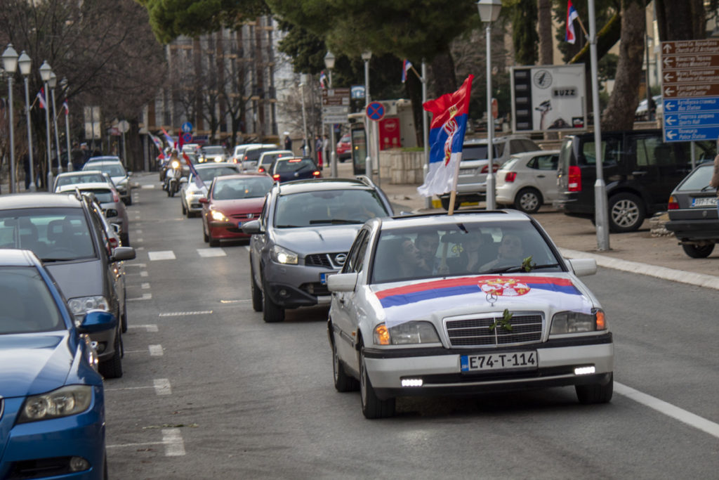 PROSLAVA DANA REPUBLIKE U TREBINJU: Više stotina vozila u svečanom defileu u Trebinju