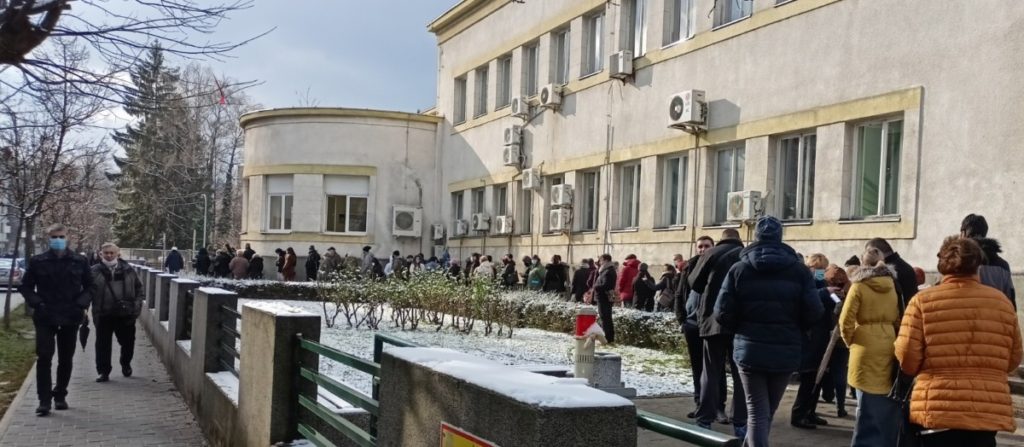 GUŽVE ISPRED INSTITUTA ZA JAVNO ZDRAVSTVO: Građani čekaju na dozu „Fajzera“