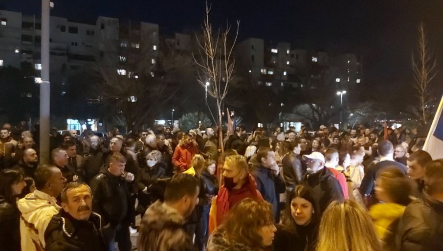 ГРАЂАНИ УЗВИКУЈУ „ИЗДАЈА“: Протест у Подгорици због смјене Бечића
