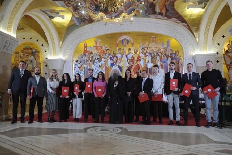 PATRIJARH PORFIRIJE NAGRADIO NAJBOLJE: Studentima stipendije od Srpske pravoslave crkve