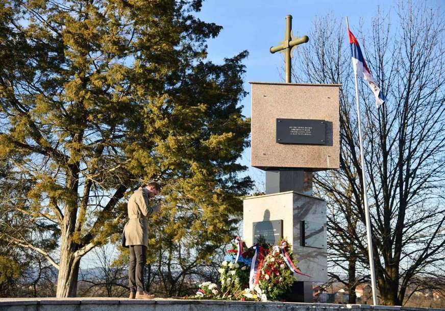 ПО ПОВРАТКУ СА СЛУЖБЕНОГ ПУТА:  Станивуковић одао почаст жртвама усташког терора у Дракулићу
