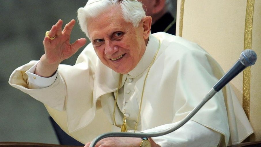 „OSJEĆAM SRAMOTU“ Bivši papa Benedikt moli za oproštaj zbog zlostavljanja djece