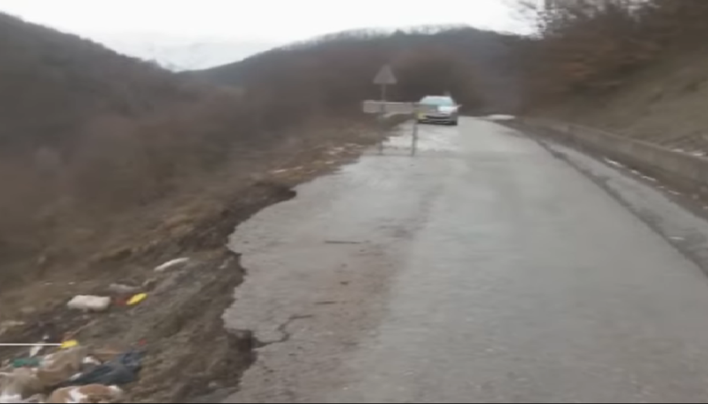 ПРИЈЕТИ ПОТПУНО УРУШАВАЊЕ САОБРАЋАЈНИЦЕ: Мјештани бањалучког насеља Понир траже помоћ
