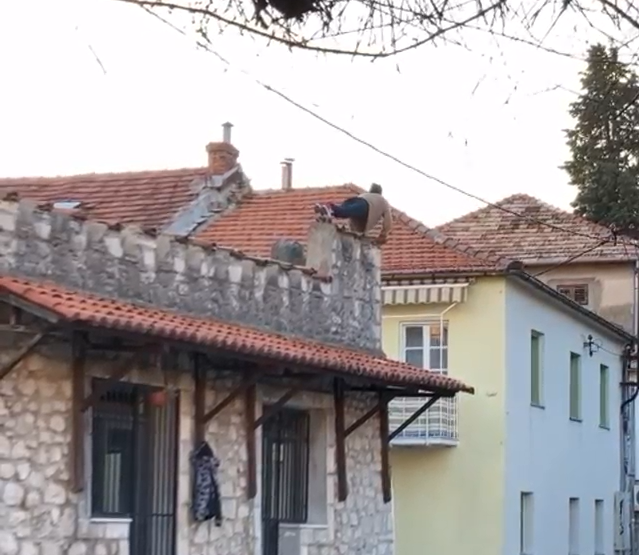 ВИДЕО КРУЖИ ГРАДОМ: Радио склекове на зиду куће, па завршио у хитној (ВИДЕО)