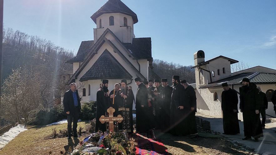 EPISKOP FOTIJE U POSJETI MANASTIRU BIJELE VODE: Pomolio se za dušu blaženoupokojenog episkopa na mjestu pogrebenja