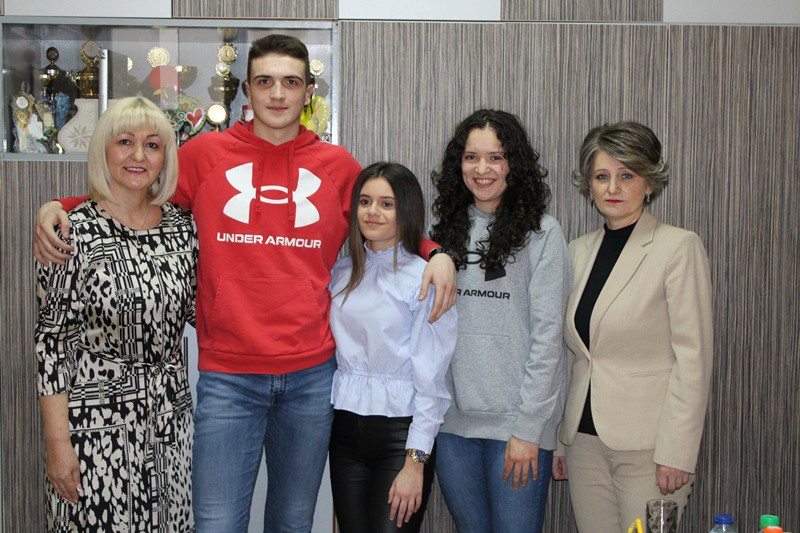 ШКОЛА У ЗВОРНИКУ НАГРАДИЛА УЧЕНИКЕ: Најбољима спортистима уручени поклони