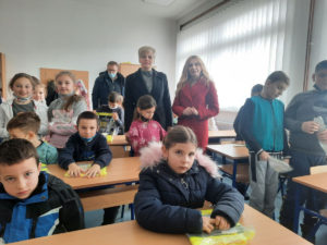 „БУДИ ВИДЉИВ – НЕ БУДЕ ФИГУРА“ Малишанима из Горњег Теслића одржано предавање о правилима понашања пјешака