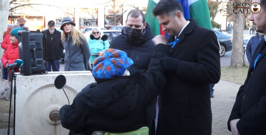 ЖЕНА У КОЛИЦИМА УДАРИЛА ПОЛИТИЧАРА: Прекинут предизборни митинг (ВИДЕО)