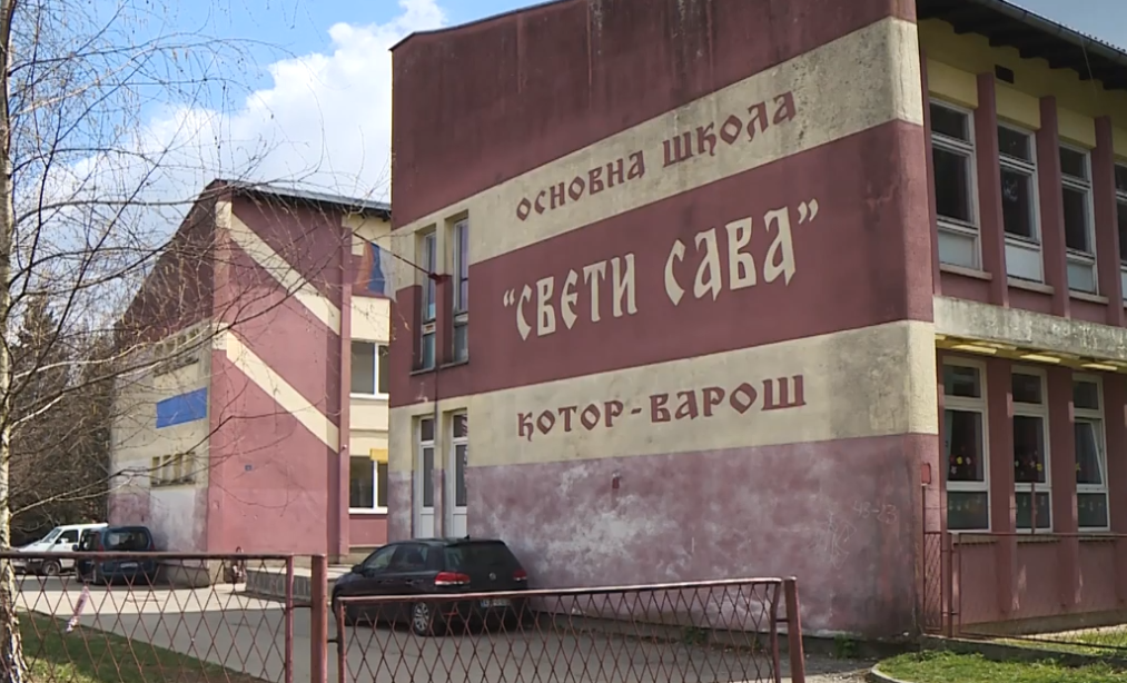 ŠOKANTAN SNIMAK U KOTOR VAROŠU: Učenica osnovne škole „šmrkala“ bijeli prah?