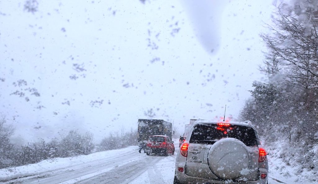 OTEŽAN SAOBRAĆAJ PREKO ROMANIJE: Snijeg prekrio kolovoz