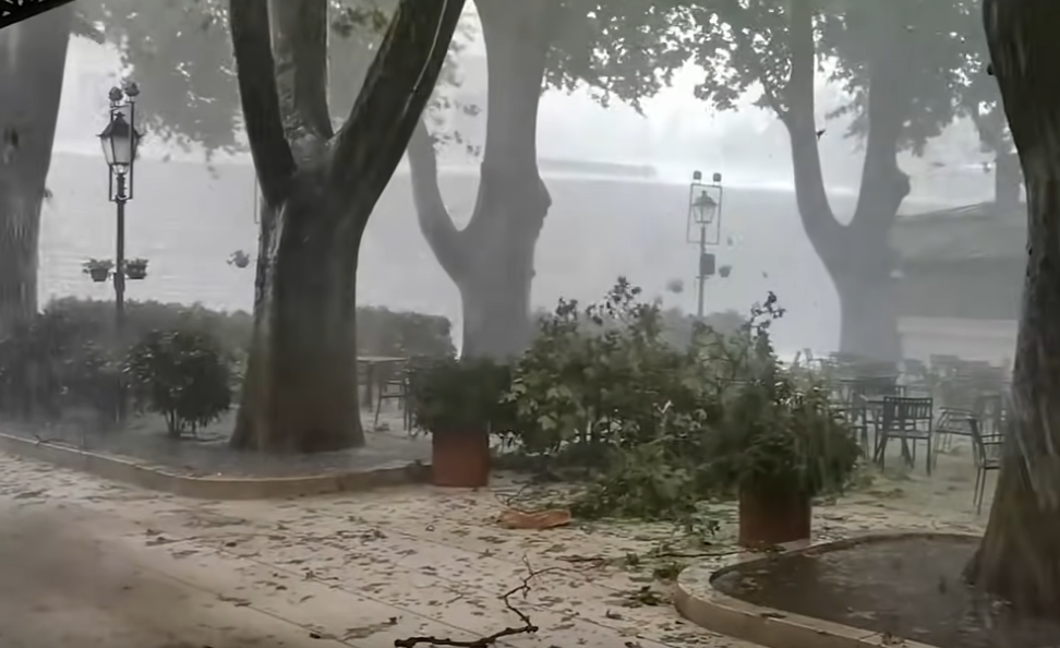 НЕВРИЈЕМЕ У ТРЕБИЊУ: Вјетар обарао контејнере (ФОТО)