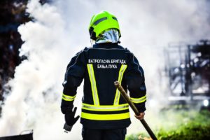 ГУСТ ДИМ ИЗНАД ХОТЕЛА „БОСНА“: Познато шта је узрок пожара, интервенисали ватрогасци