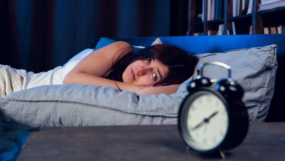 МНОГИ ЉУДИ ИМАЈУ ОВУ НАВИКУ: Стручњаци објашњавају зашто не би требало да одлажете аларм за „још пет минута“