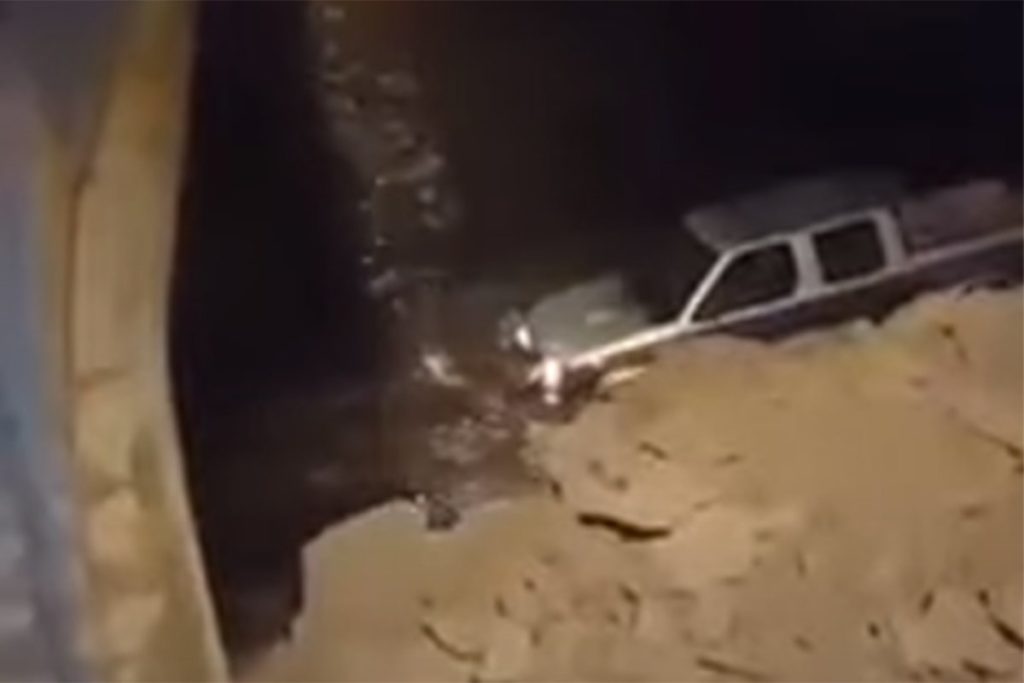 ŠOKANTAN SNIMAK: Sletio sa ceste, pa vozio kroz rijeku (VIDEO)