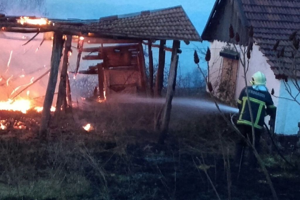 VELIKI POŽAR U PRIJEDORU: Vatra progutala kuću i sedam pomoćnih objekata (VIDEO)