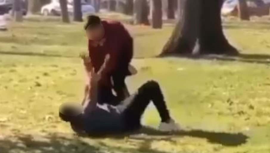 UZNEMIRUJUĆI SNIMAK ŠIRI SE DRUŠTVENIM MREŽAMA: Jezivo vršnjačko nasilje u srednjoj školi (VIDEO)