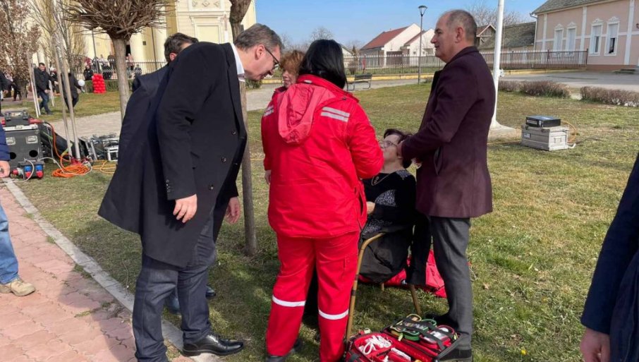 ŽENI POZLILO NA MITINGU: Vučić prišao da pomogne