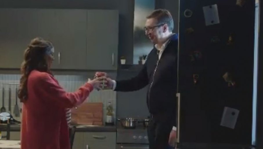 SPOT O KOME BRUJI REGION: Vučić izlazi iz frižidera (VIDEO)