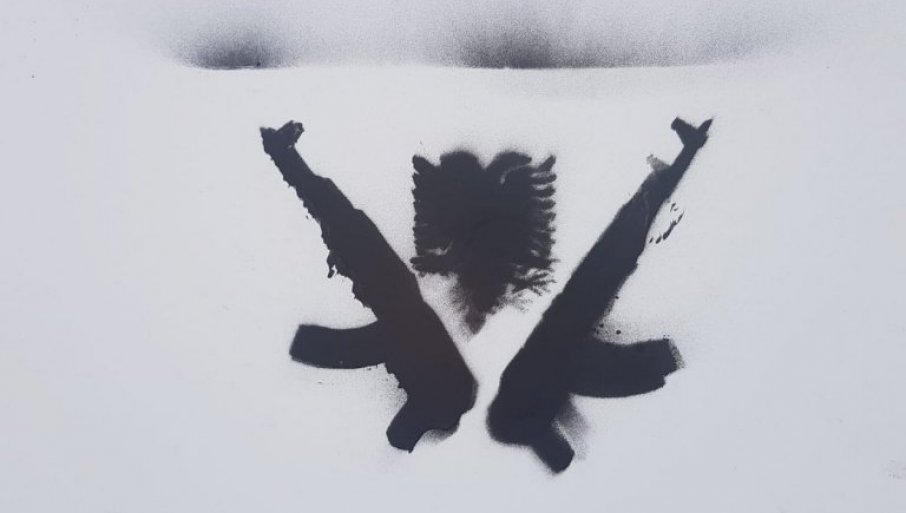 СКАНДАЛ У ЊЕМАЧКОЈ: На згради конзулата Србије освануо терористички графит (ФОТО)