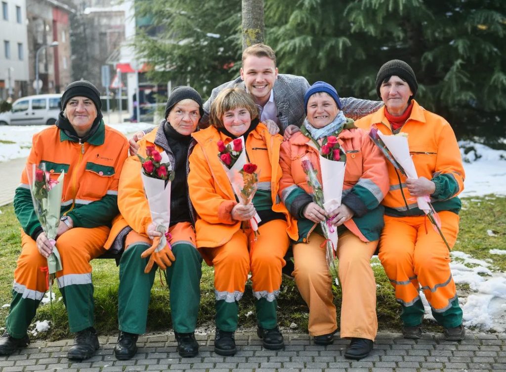 „ČINITE ME SREĆNIM“: Stanivuković podijelio ruže radnicama „Čistoće“