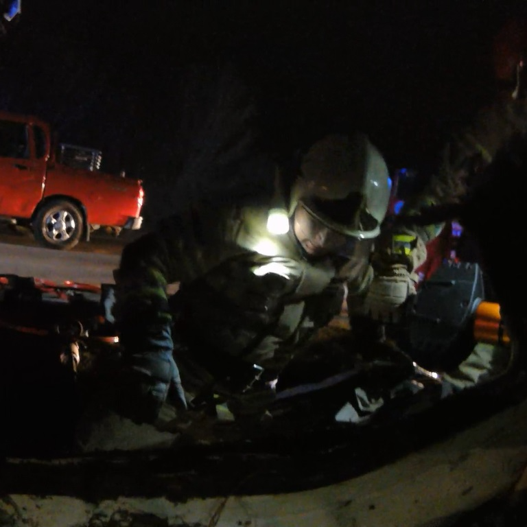 TRAGEDIJA KOD PRIJEDORA: Vatrogasci sjekli vozilo kako bi izvukli poginulog vozača (FOTO)