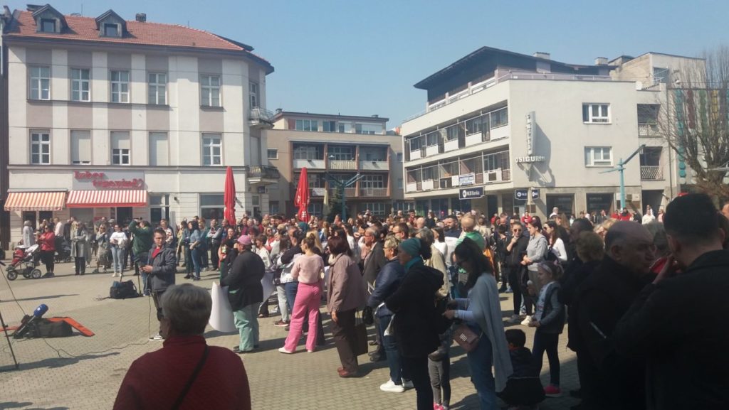 ПРОТЕСТ У БИХАЋУ: Грађани изразили незадовољство због лошег здравственог система