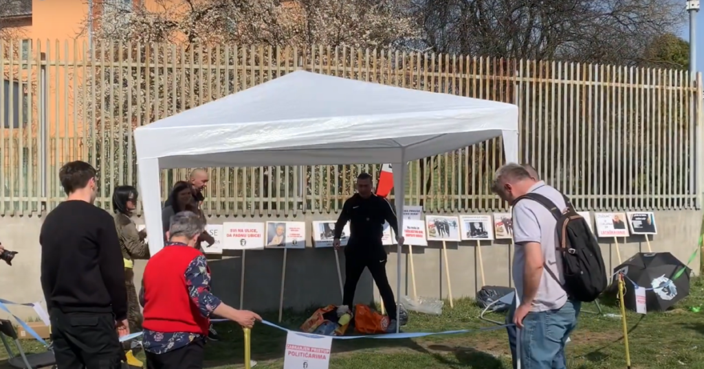 „AKO SE NE RIJEŠI LEGALNO, UZEĆU PRAVDU U SVOJE RUKE“: Dragičević postavio šator ispred Tužilaštva BiH (VIDEO)
