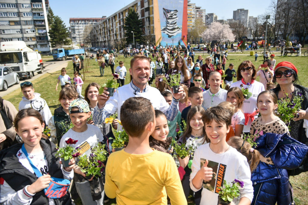 BANJA LUKA U CVIJEĆU: Draško Stanivuković sa građanima (FOTO)